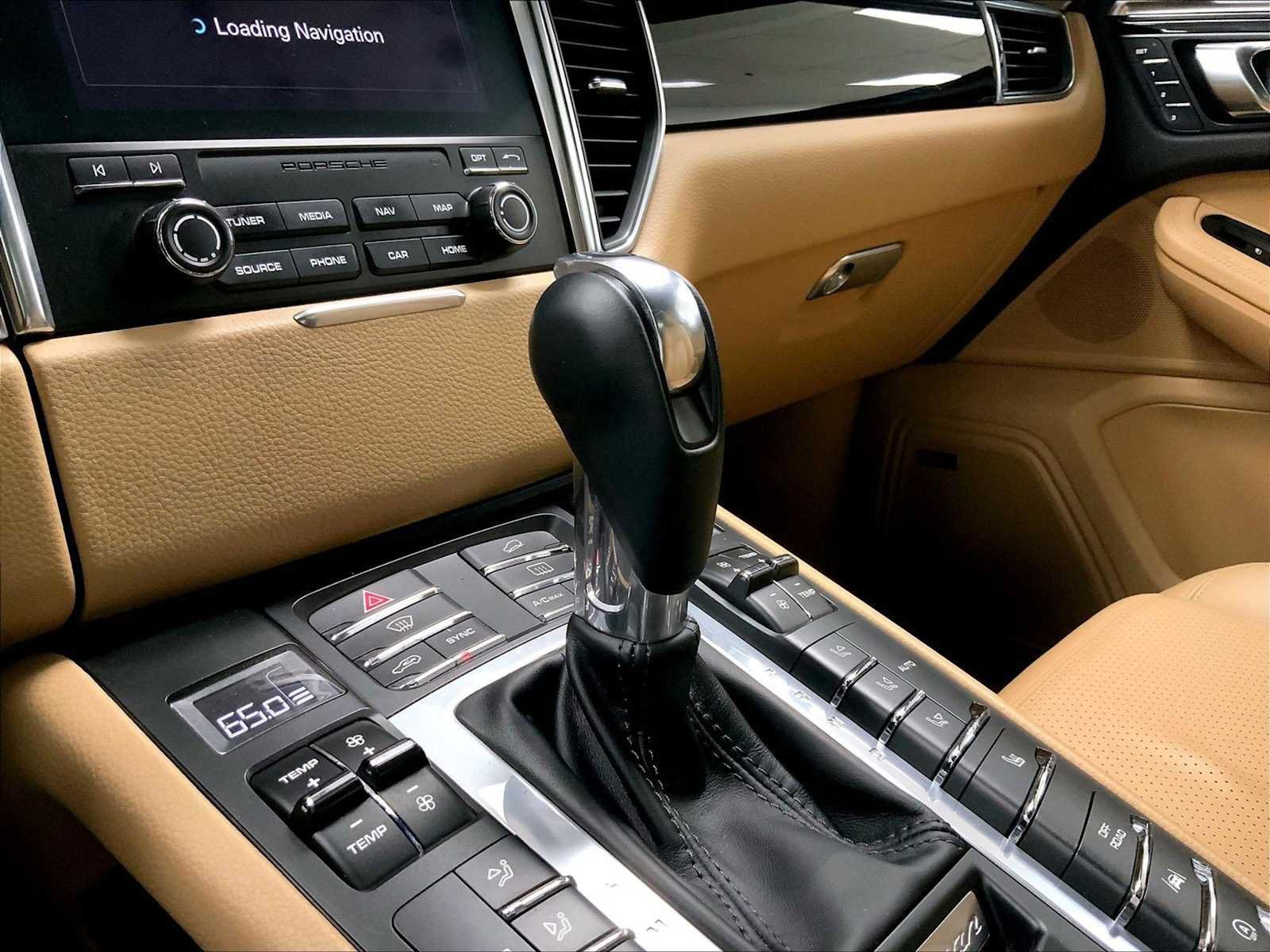 Certified 2018 Porsche Macan AWD/4WD image 17