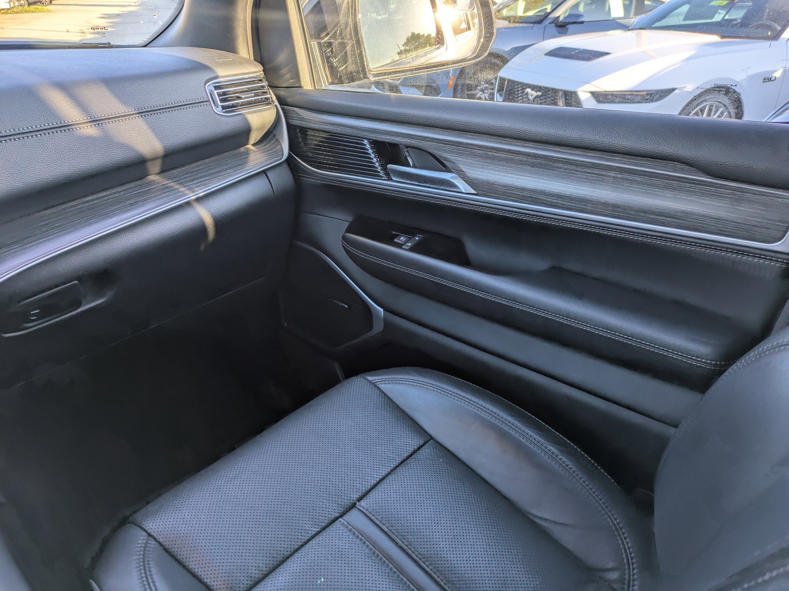 Used 2024 Jeep Wagoneer L Series II image 19