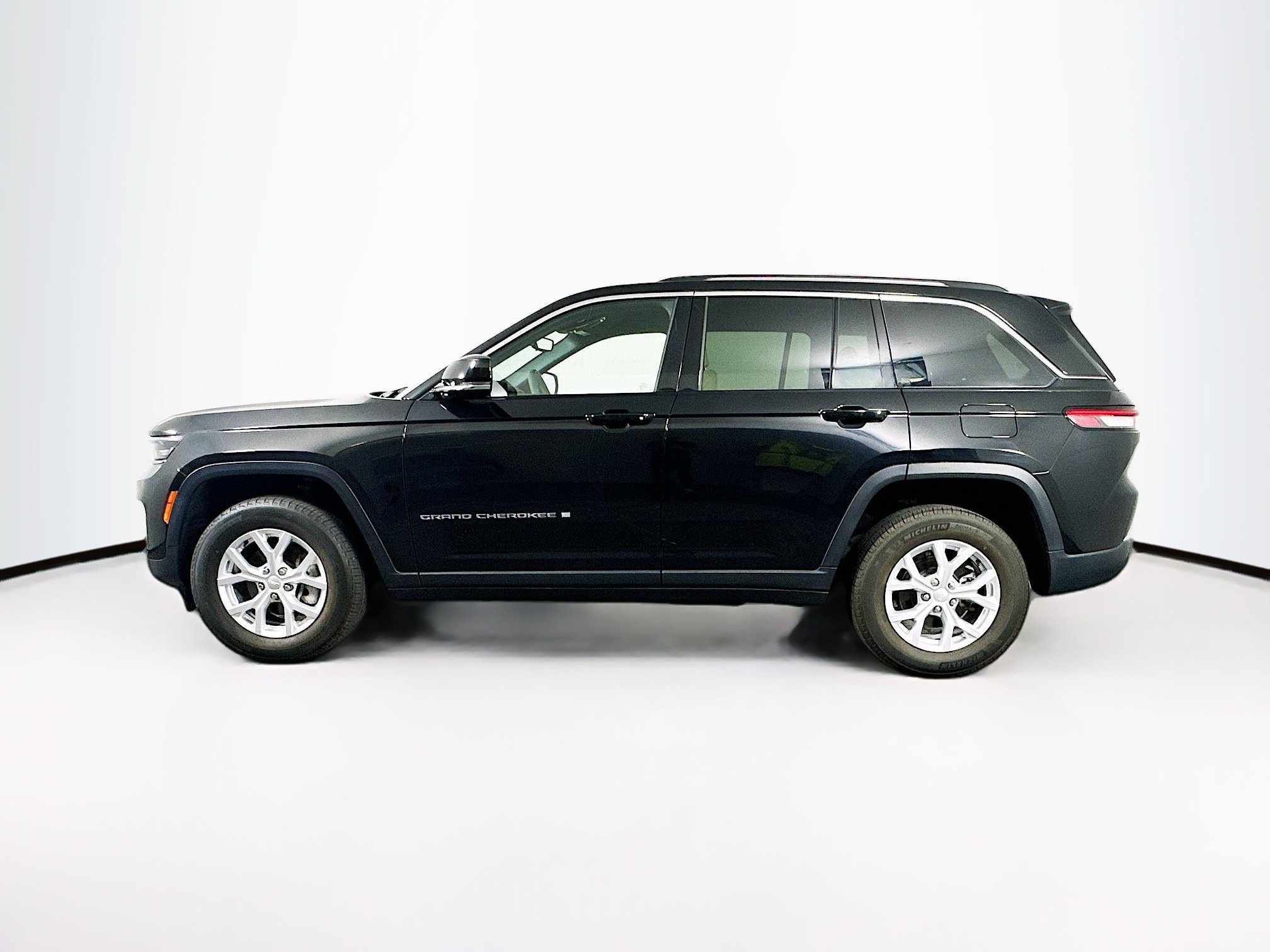 Used 2023 Jeep Grand Cherokee Limited AWD/4WD image 4