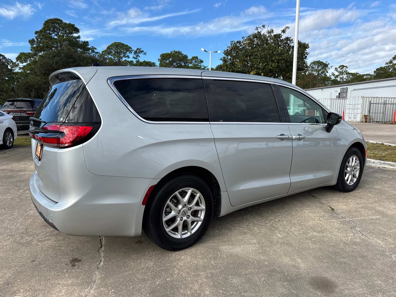 Certified 2024 Chrysler Pacifica Touring-L image 3