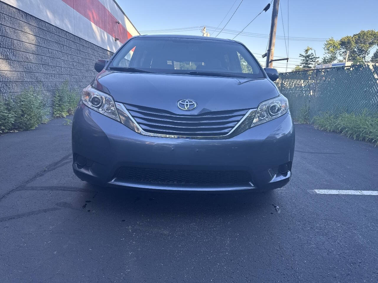 Used 2017 Toyota Sienna LE AWD/4WD image 1