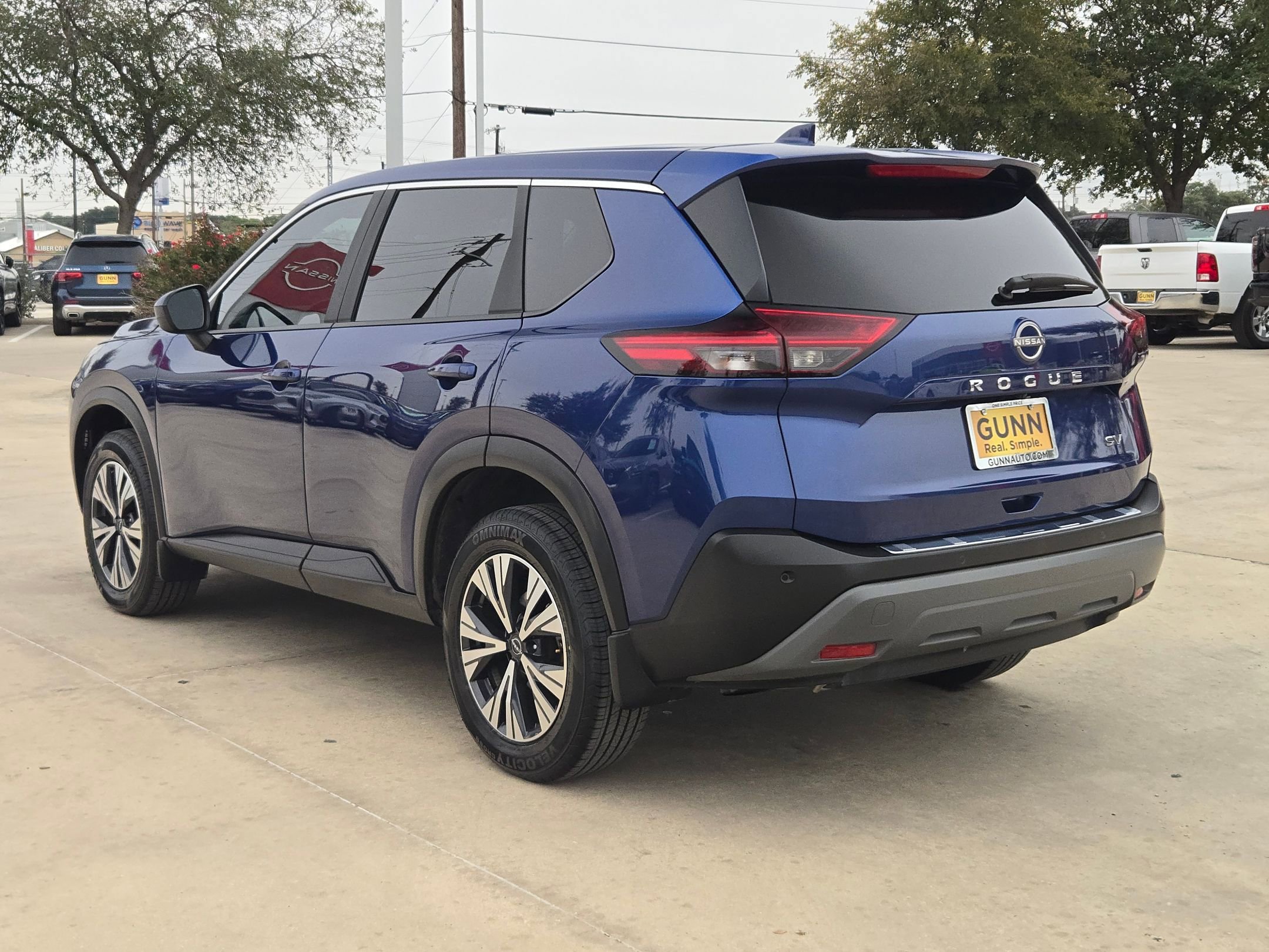 Used 2023 Nissan Rogue SV image 5