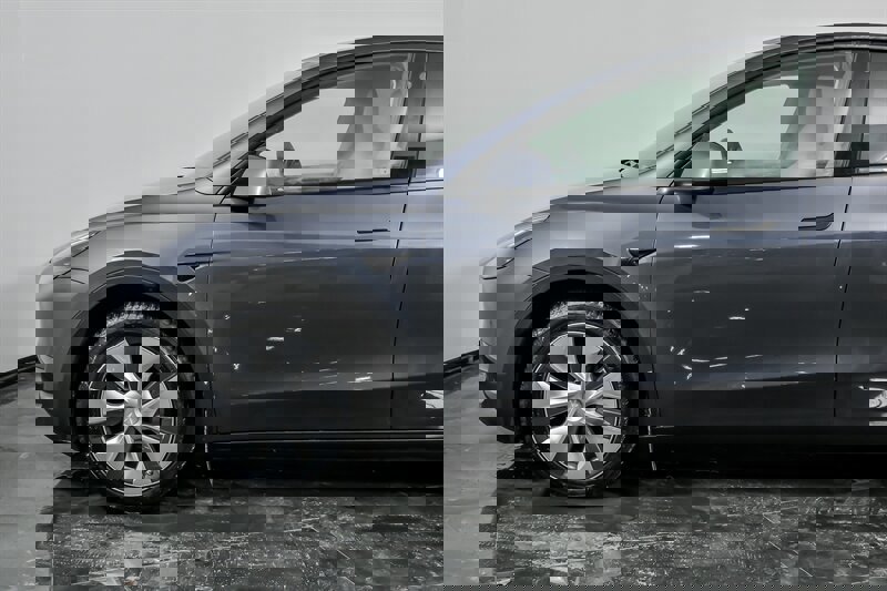 Used 2022 Tesla Model Y Long Range image 6