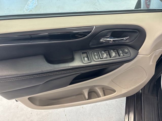 Used 2014 Chrysler Town & Country Touring-L FWD image 16