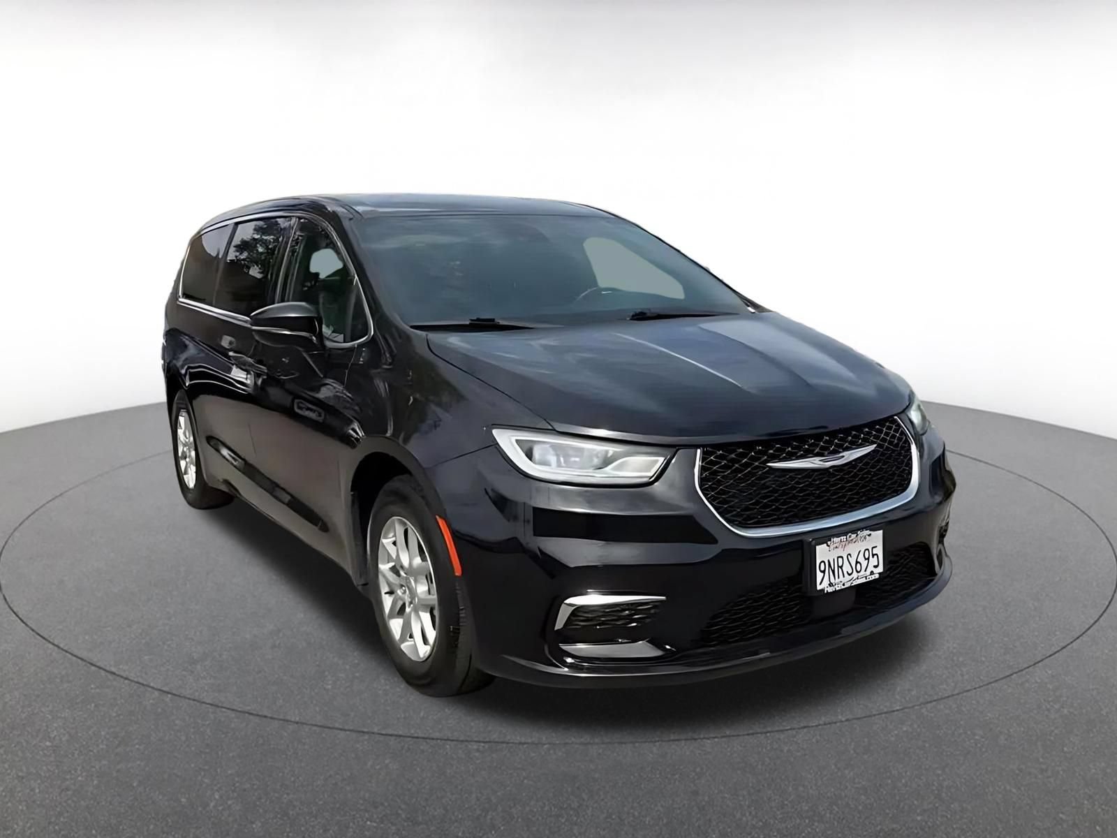 Used 2025 Chrysler Pacifica Select FWD image 3