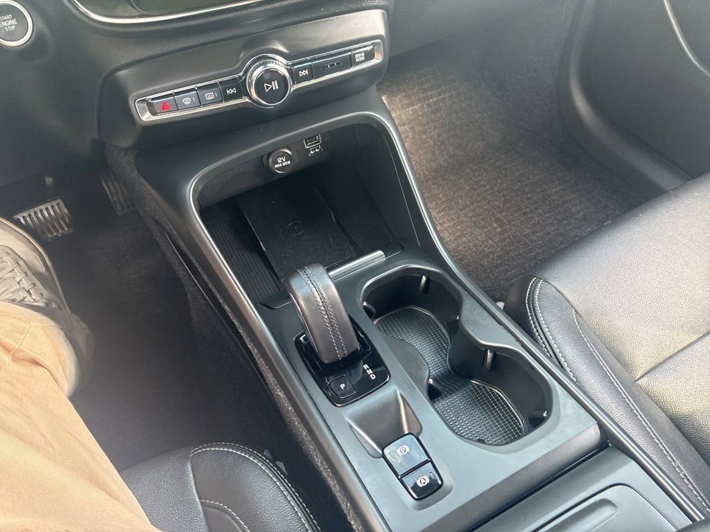 Used 2020 Volvo XC40 T5 Momentum image 9