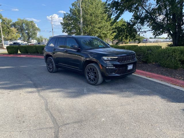 Used 2023 Jeep Grand Cherokee Summit w/ Advanced Protech Group IV AWD/4WD image 2