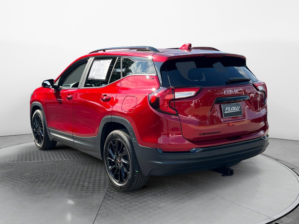 Used 2024 GMC Terrain SLE w/ Driver Convenience Package FWD image 5