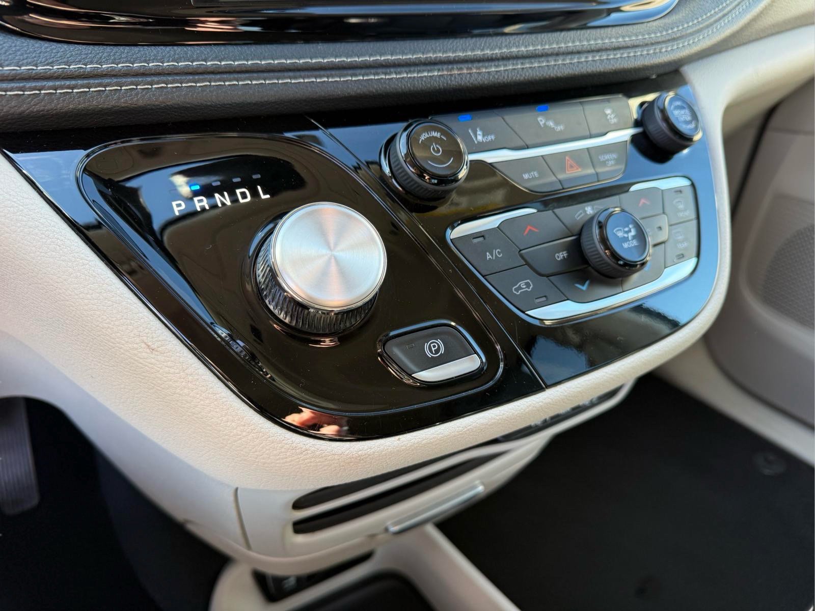 Used 2023 Chrysler Pacifica Touring-L FWD image 28