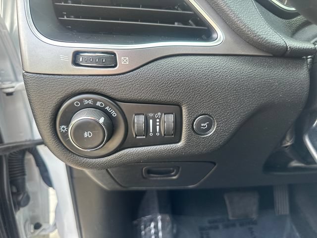 Used 2022 Jeep Cherokee Latitude Lux w/ Sun & Sound Group AWD/4WD image 28