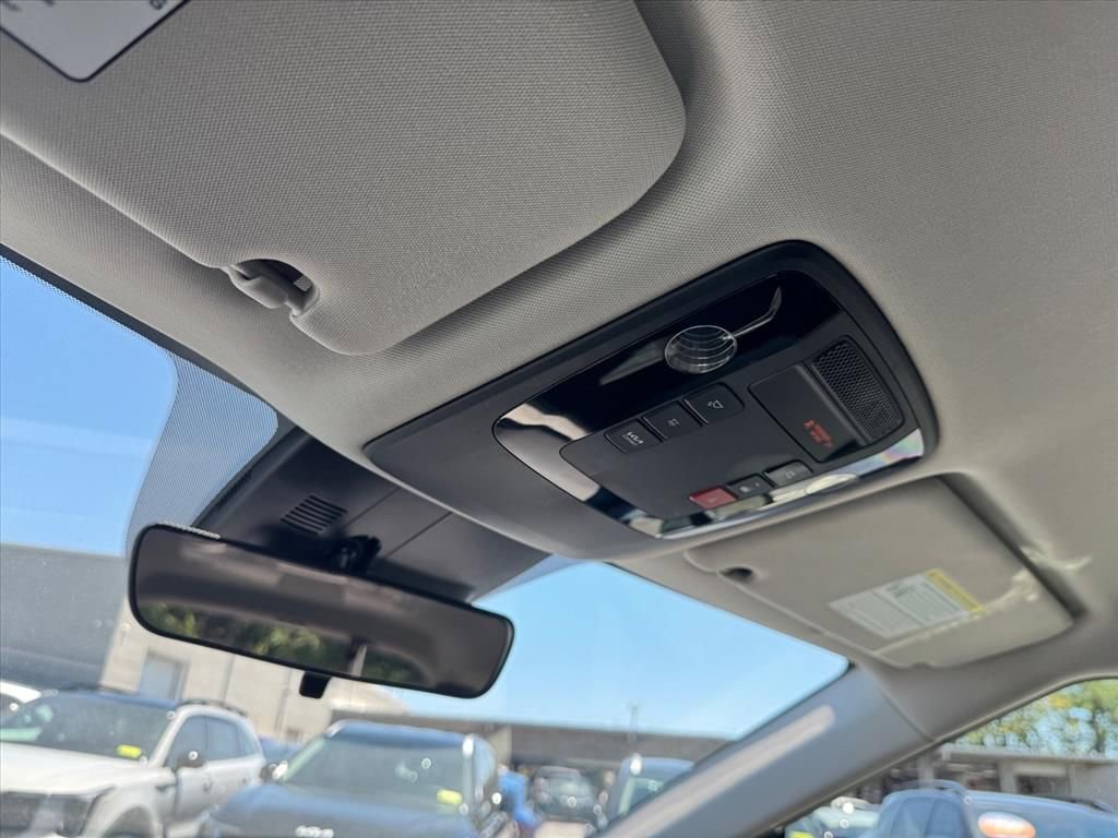Used 2024 Kia Carnival EX FWD image 25