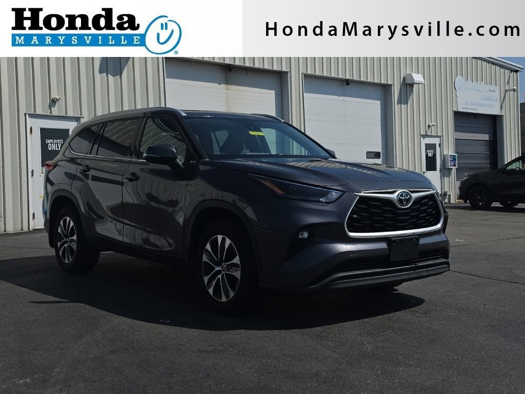 Used 2022 Toyota Highlander XLE AWD/4WD image 1