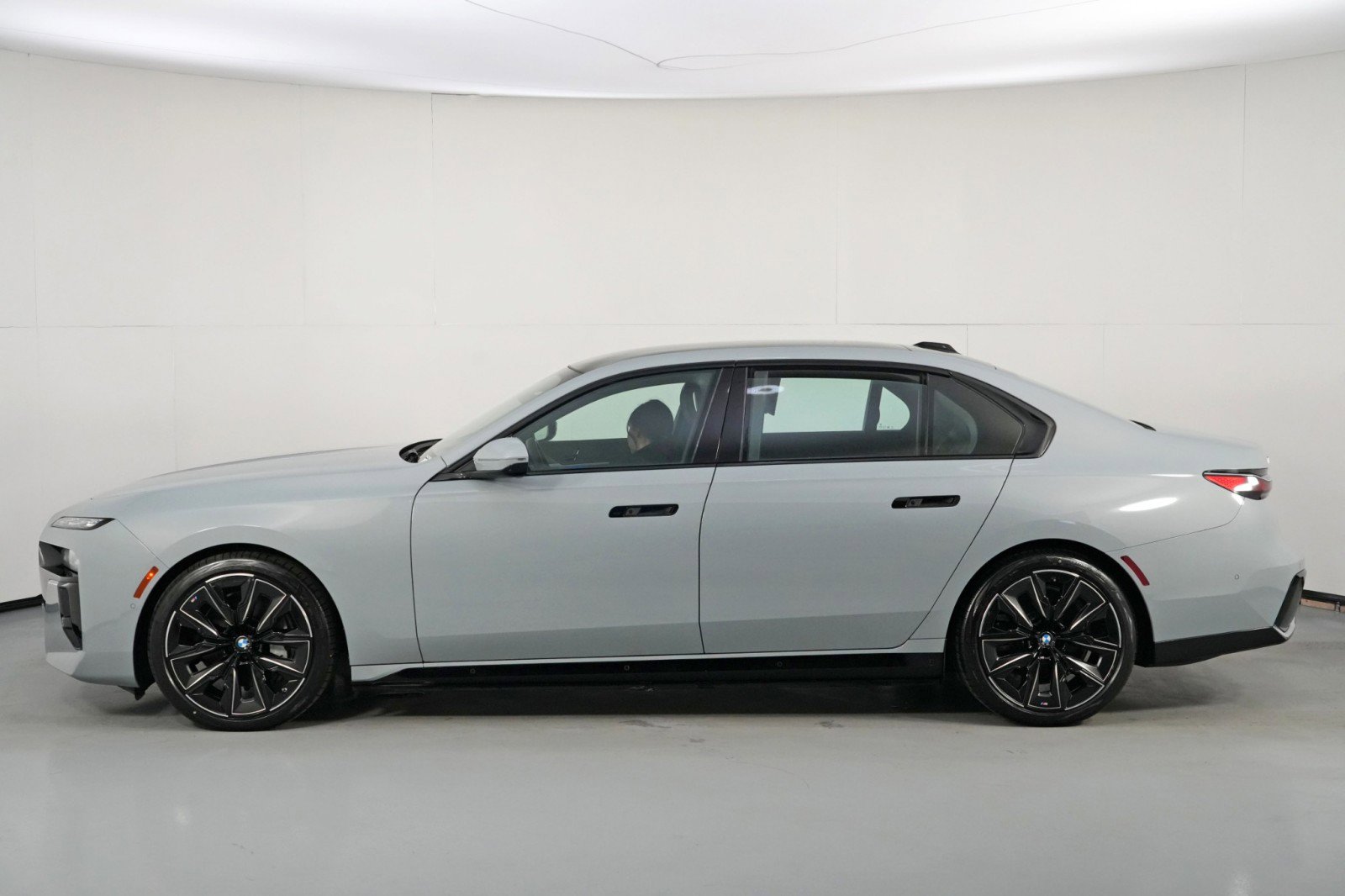Used 2023 BMW i7 xDrive60 w/ Executive Package 2 AWD/4WD image 64