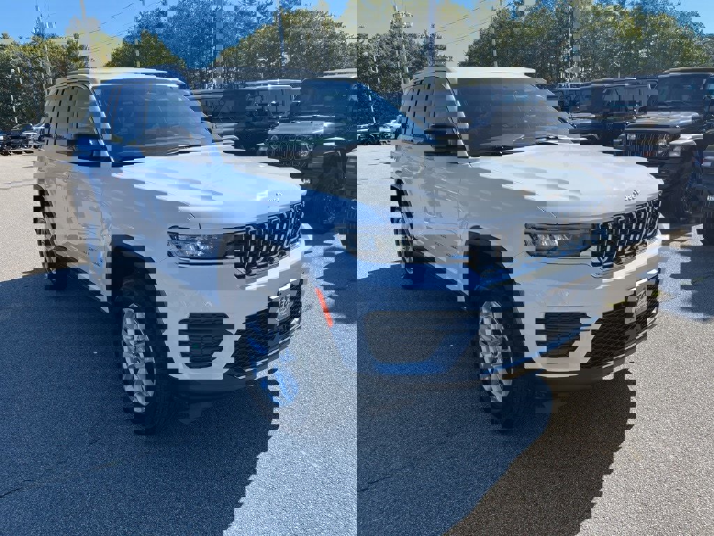 New 2025 Jeep Grand Cherokee Laredo