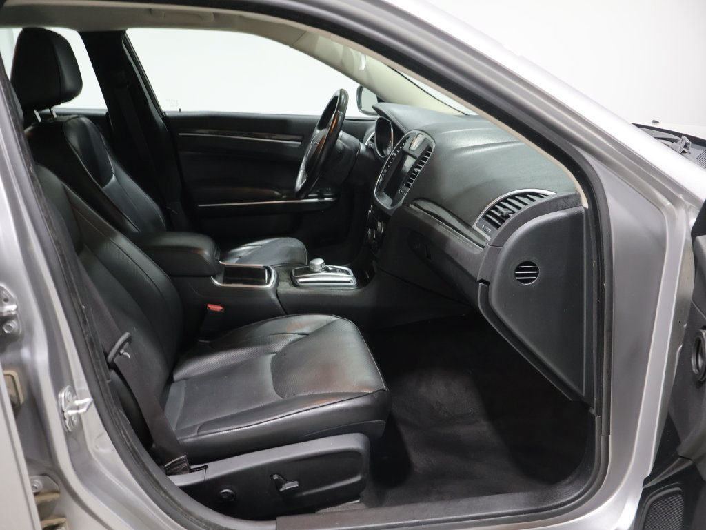 Used 2018 Chrysler 300 Limited AWD/4WD image 21