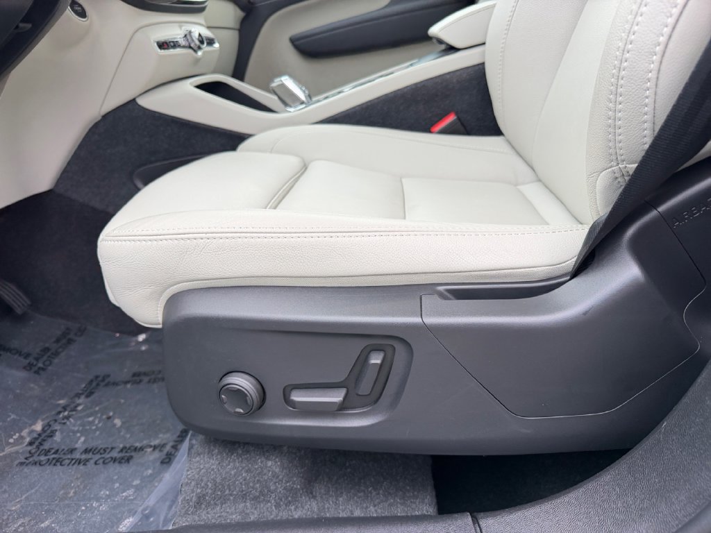 Certified 2024 Volvo XC40 B5 Plus w/ Climate Package AWD/4WD image 17