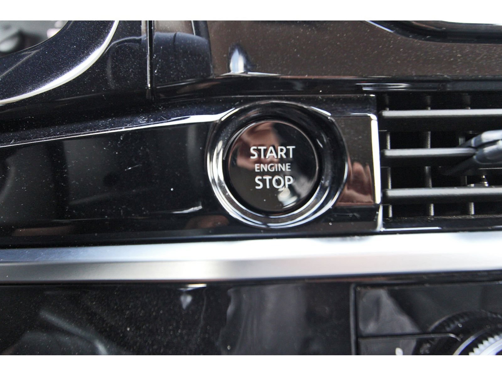 Certified 2025 Nissan Pathfinder SV FWD image 30