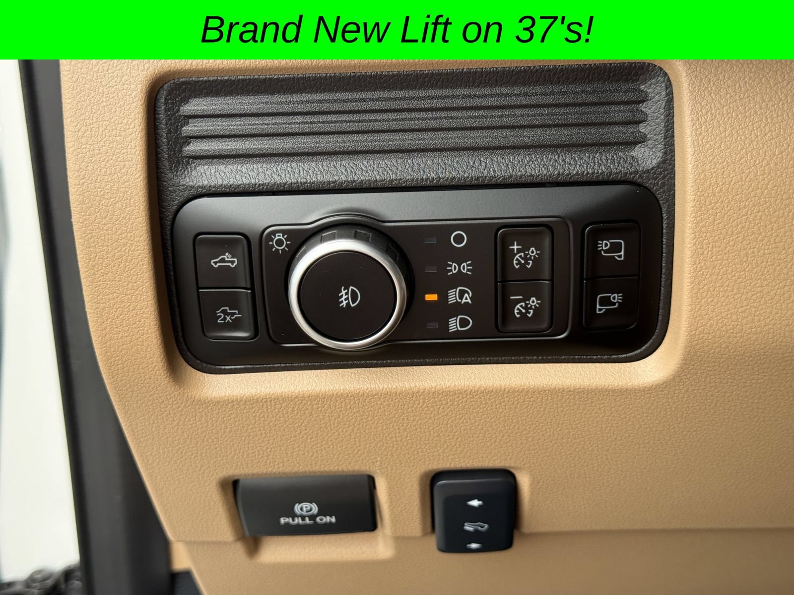 Used 2025 Ford F350 Lariat w/ Lariat Ultimate Package AWD/4WD image 32