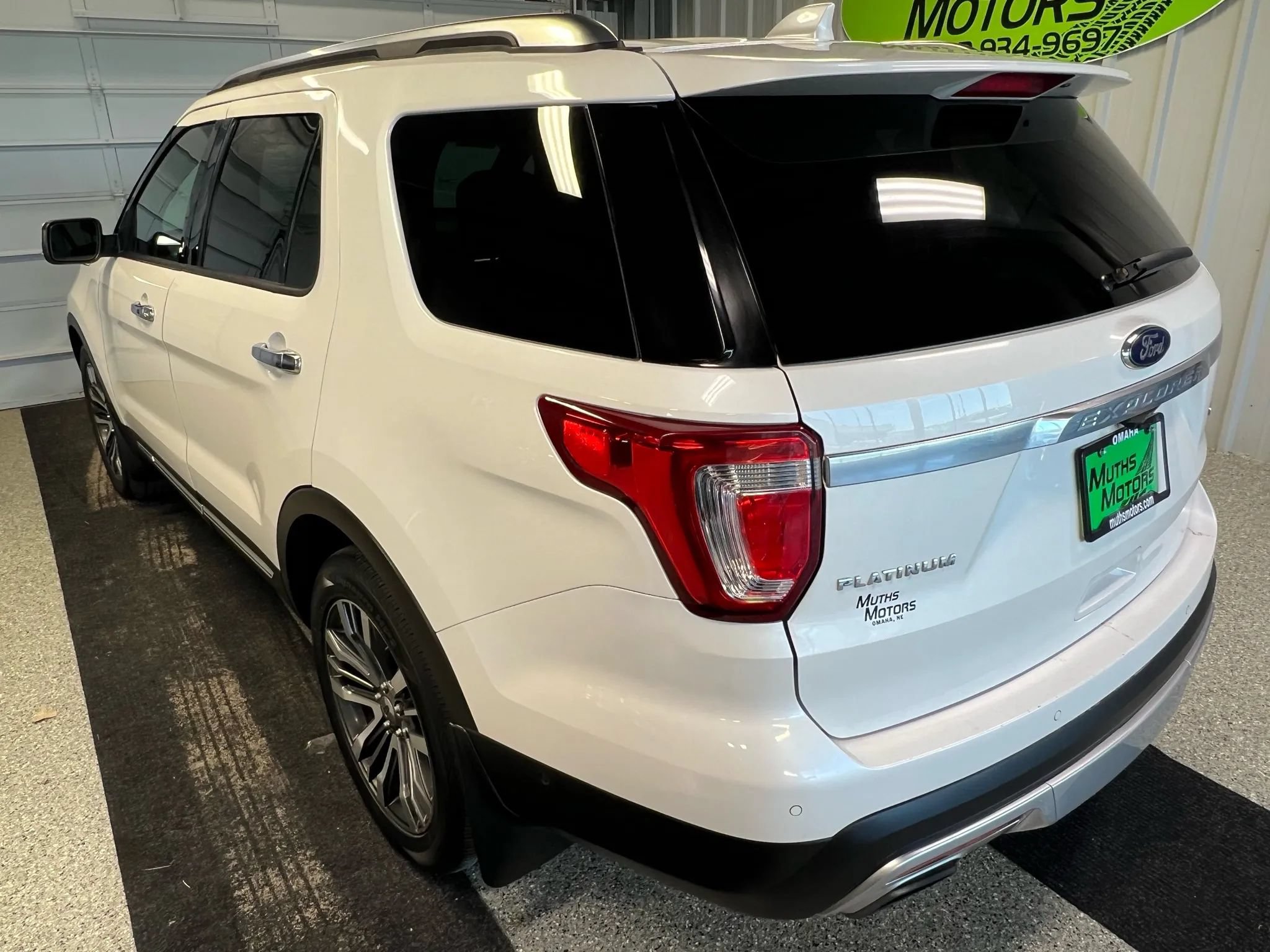 Used 2016 Ford Explorer Platinum AWD/4WD image 4