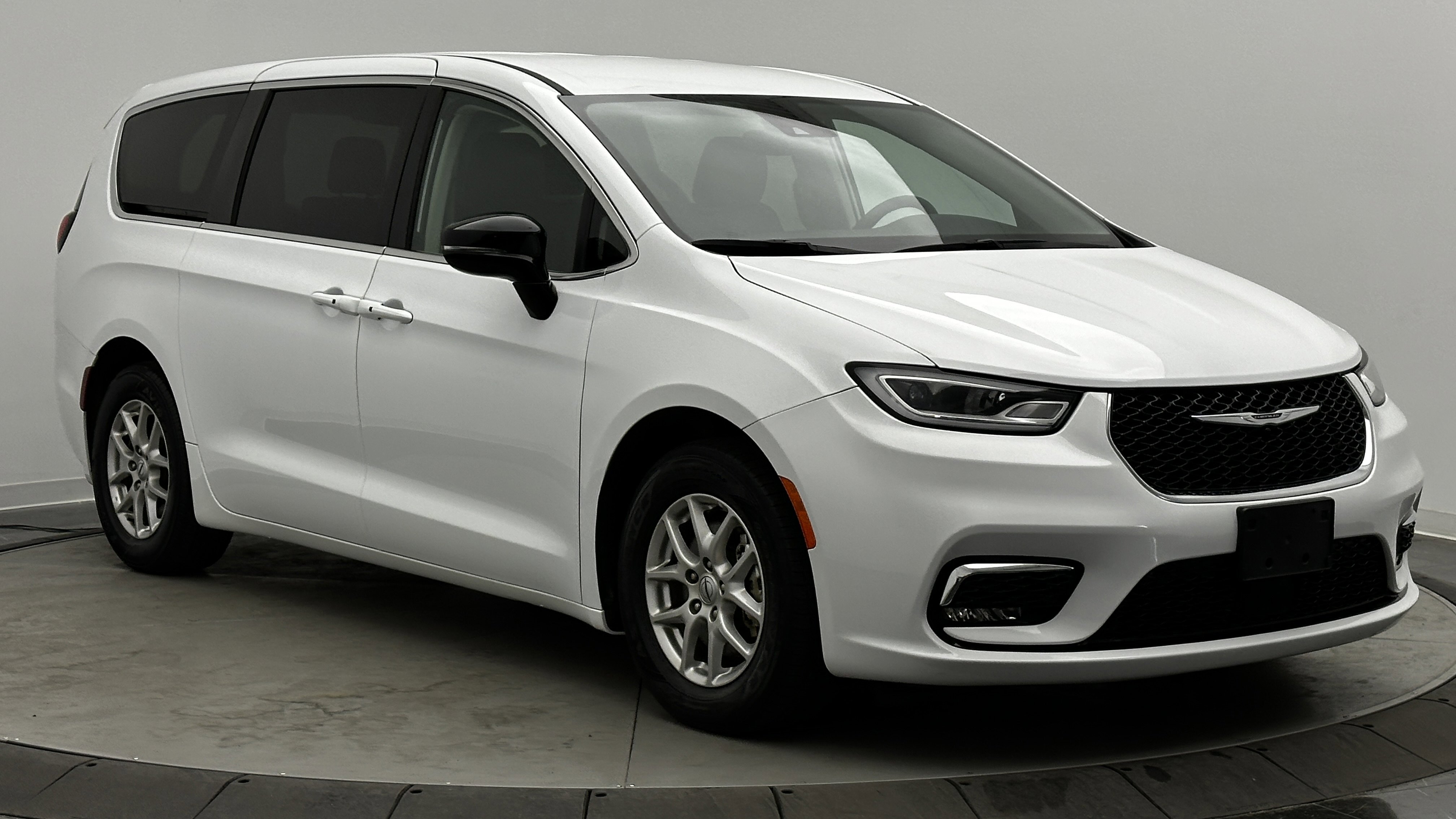 Used 2024 Chrysler Pacifica Touring-L image 3