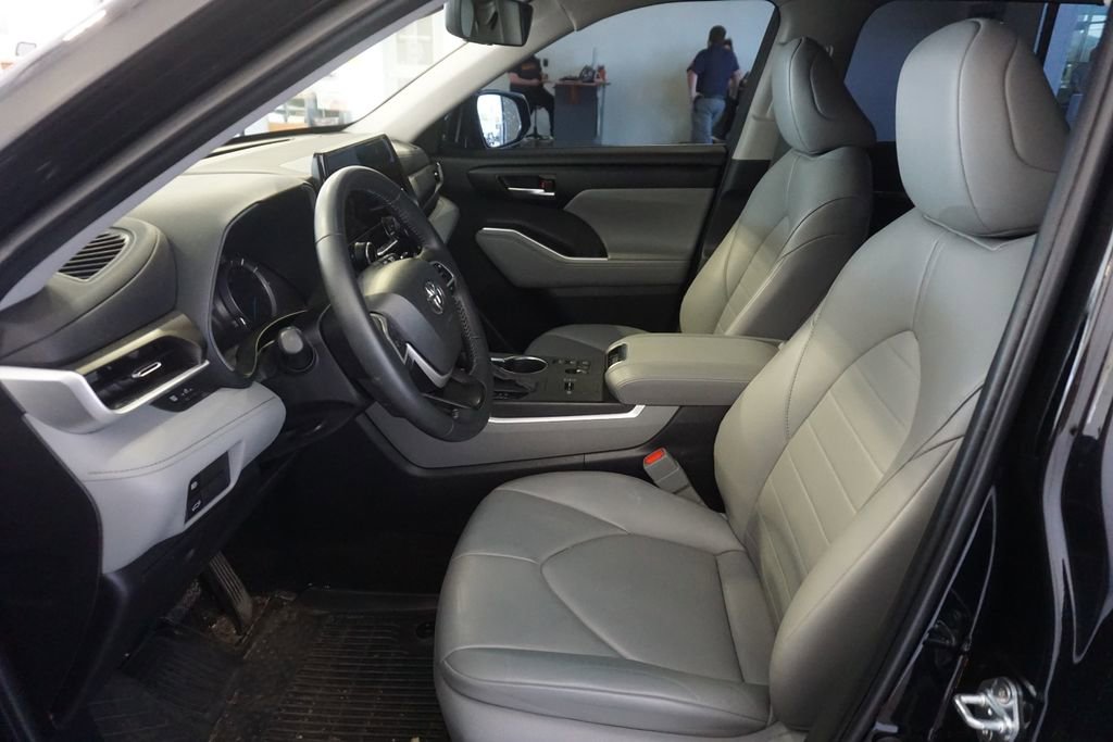 Used 2023 Toyota Highlander XLE AWD/4WD image 17