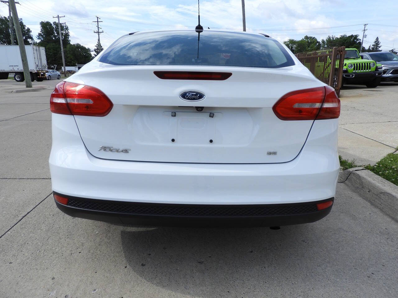 Used 2018 Ford Focus SE w/ Cold Weather Package FWD image 8
