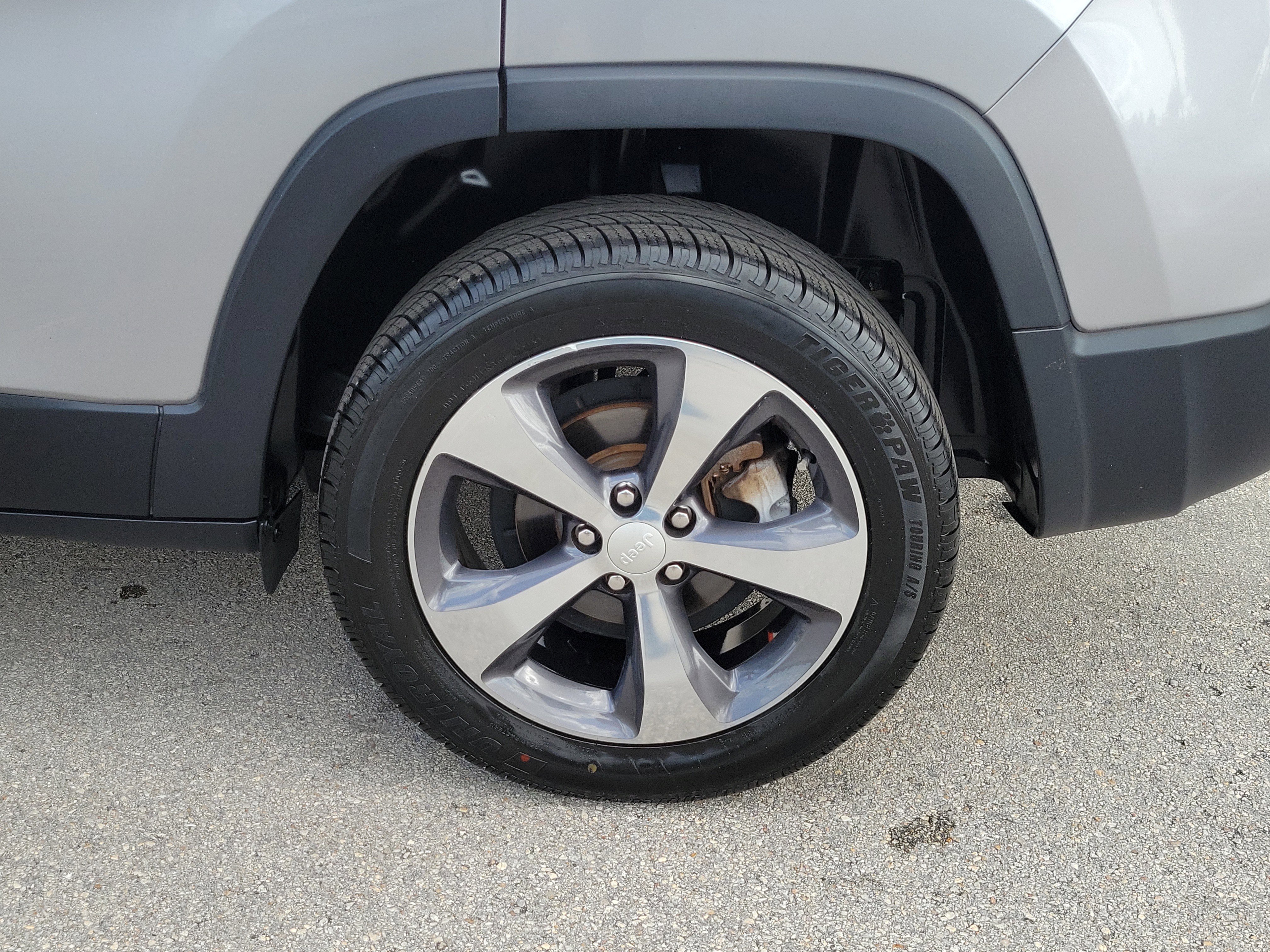 Used 2019 Jeep Cherokee Limited FWD image 28