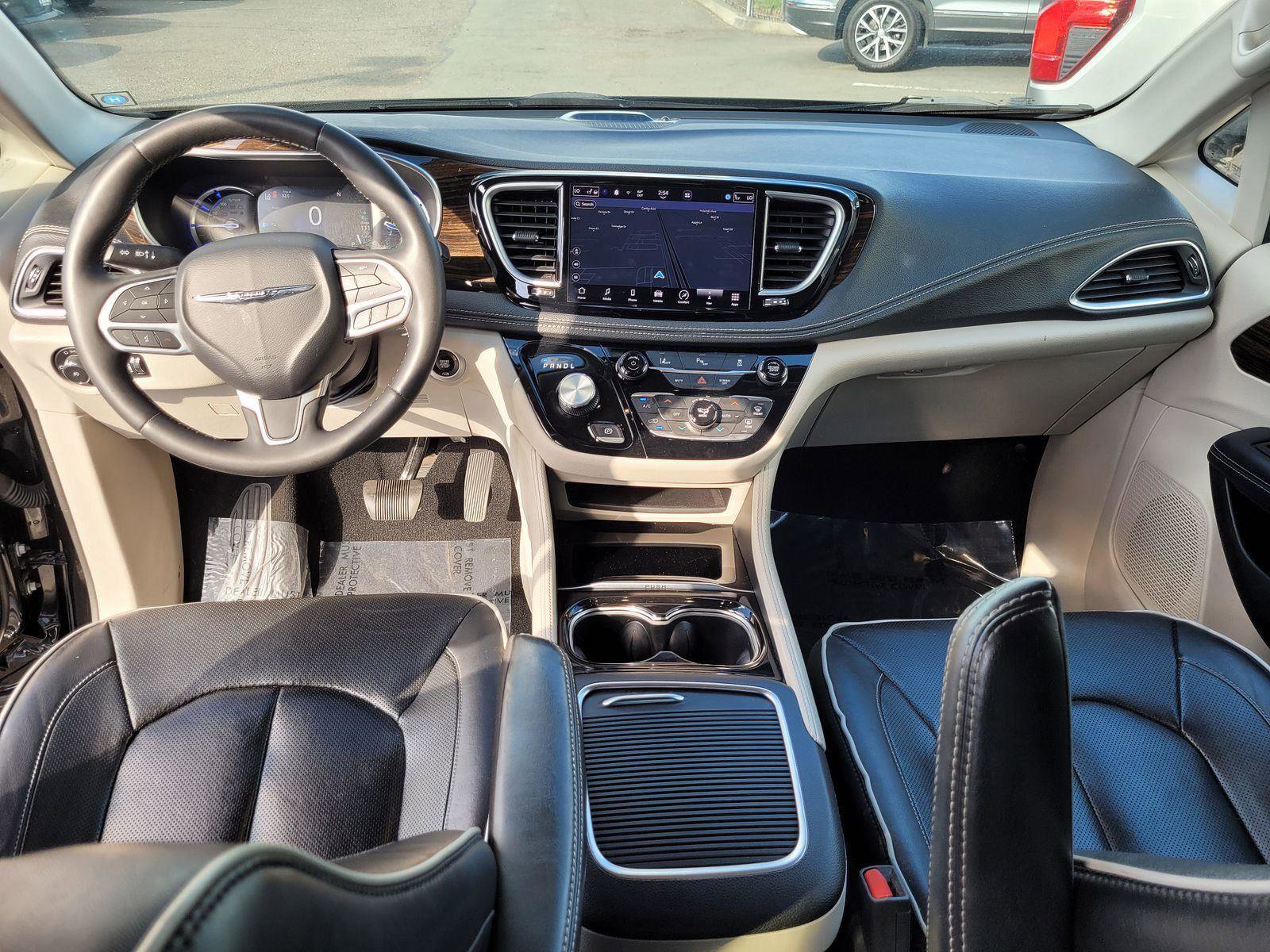 Used 2023 Chrysler Pacifica Limited image 6