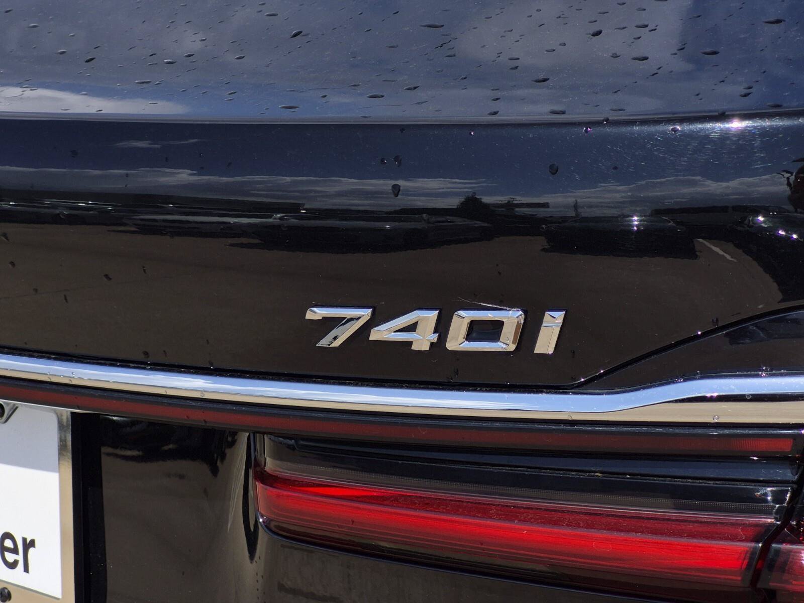 Used 2021 BMW 740i w/ Premium Package RWD image 7