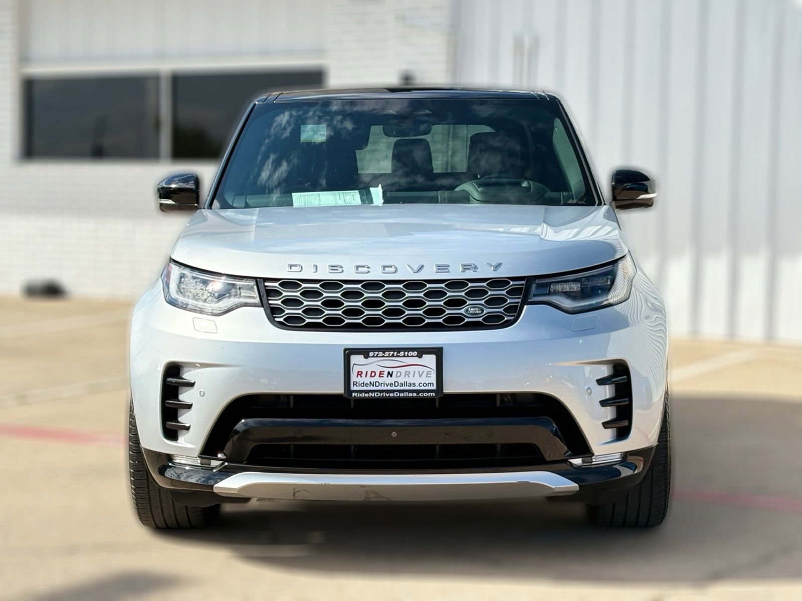 Used 2024 Land Rover Discovery Metropolitan Edition image 4
