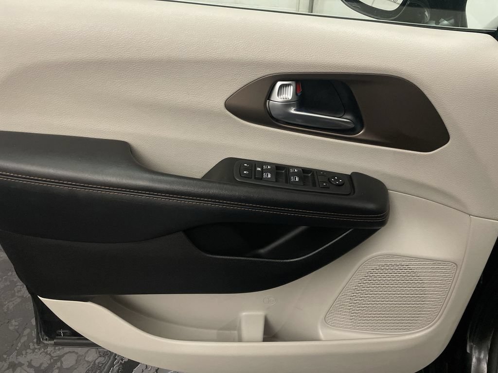 Used 2019 Chrysler Pacifica Touring-L Plus FWD image 16