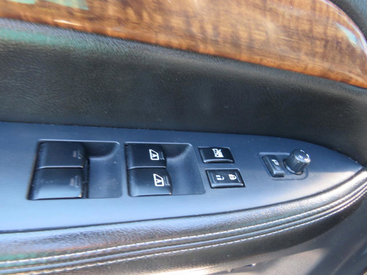 Used 2011 Nissan Armada Platinum RWD image 21