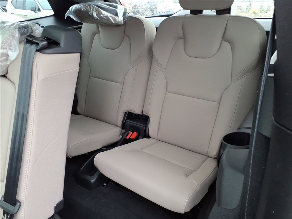 New 2026 Volvo XC90 T8 Plus w/ Protection Package Premier AWD/4WD image 7