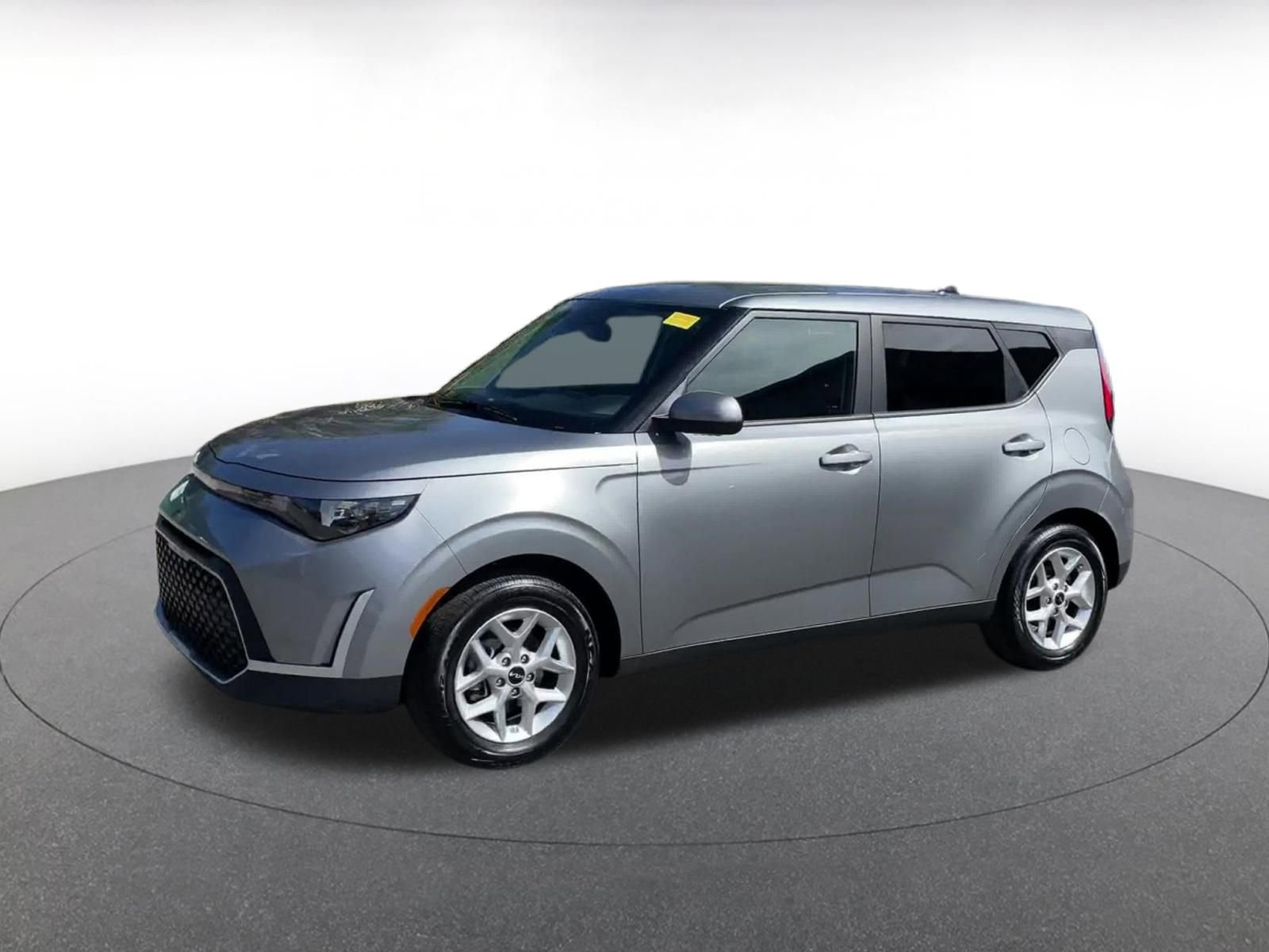 Used 2025 Kia Soul LX w/ LX Technology Package FWD image 7