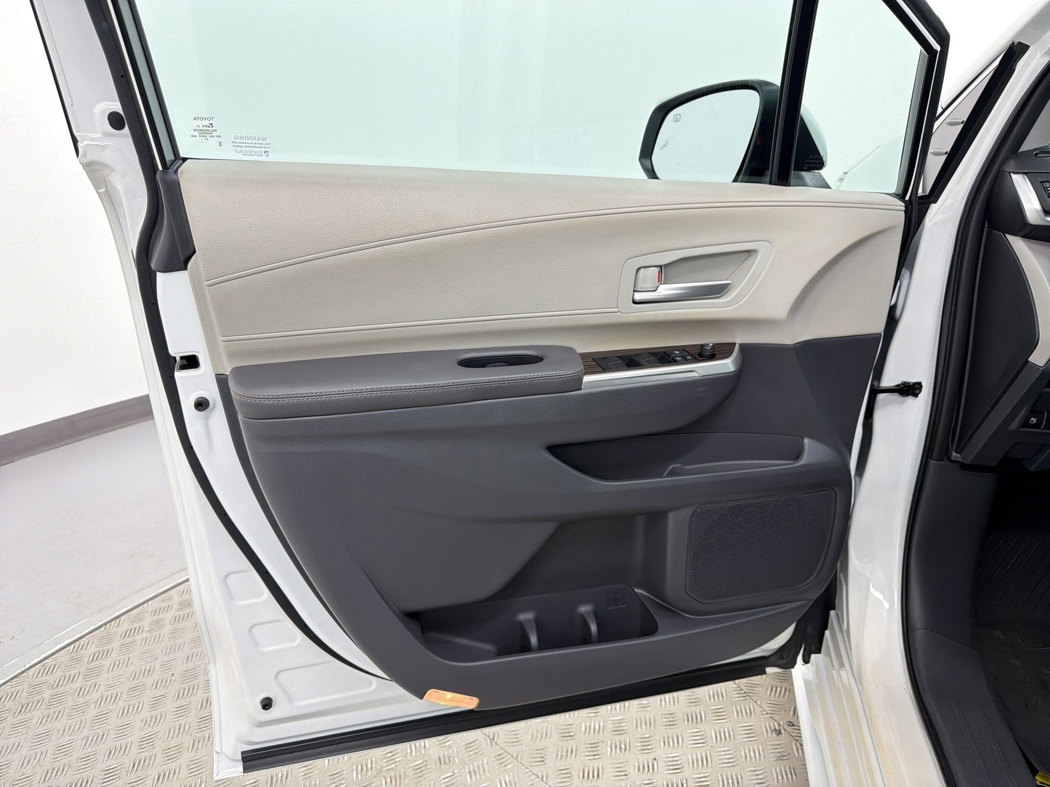 Used 2022 Toyota Sienna XLE image 21