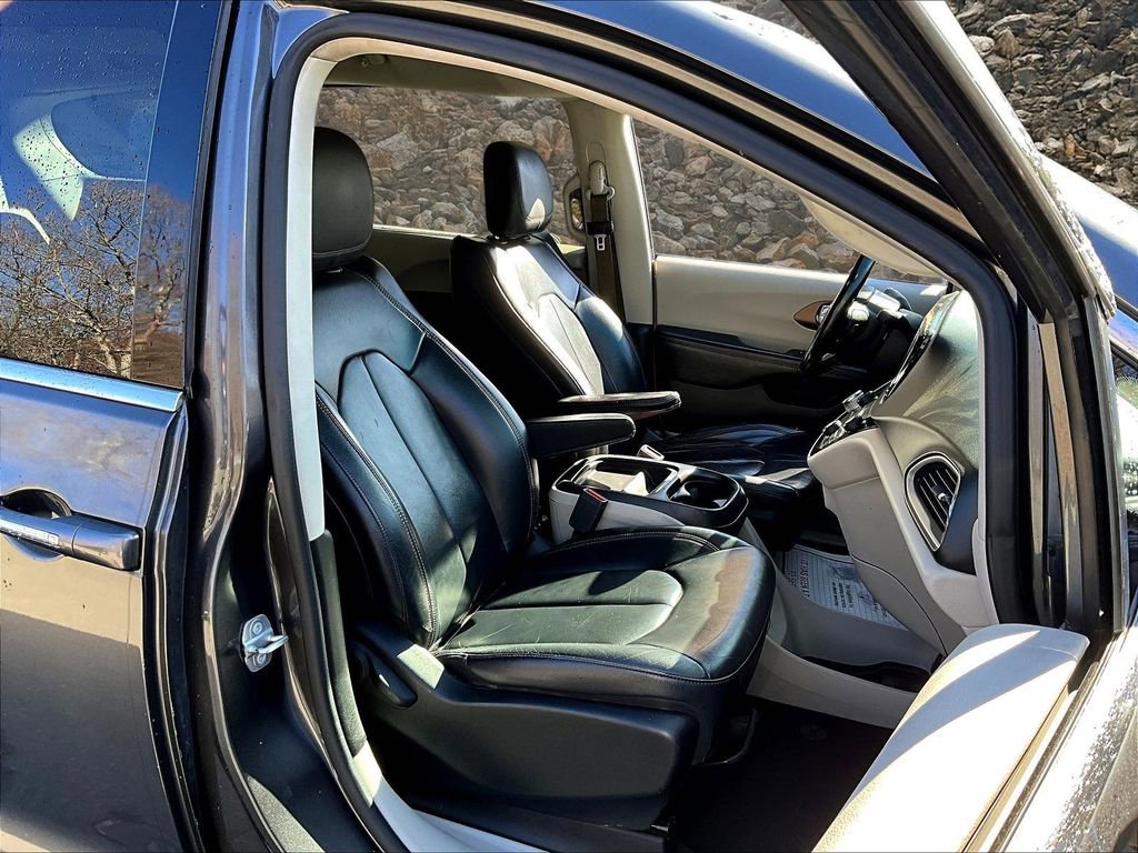 Used 2017 Chrysler Pacifica Touring-L image 7