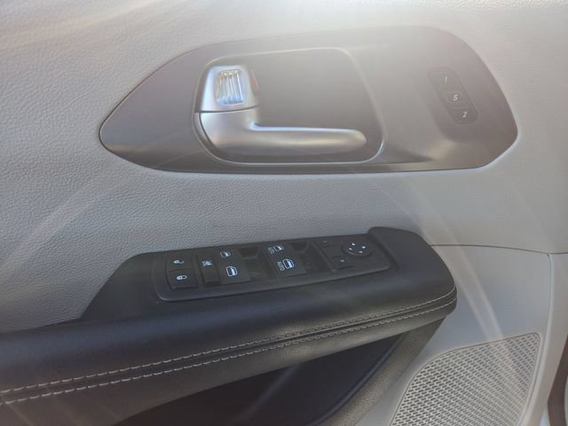 Used 2023 Chrysler Pacifica Touring-L FWD image 13