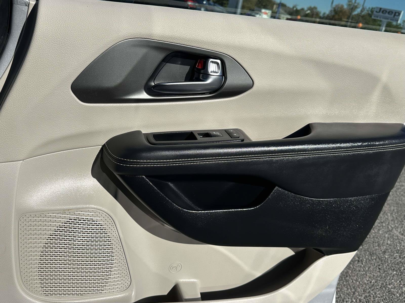 Used 2024 Chrysler Pacifica Touring-L FWD image 28