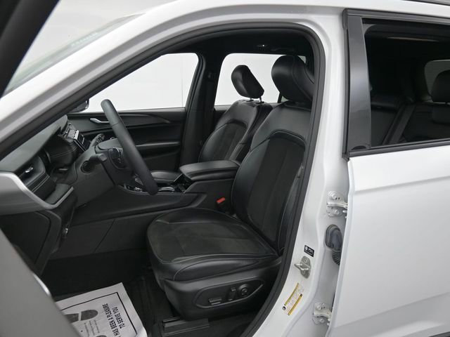 Used 2023 Jeep Grand Cherokee Altitude image 11