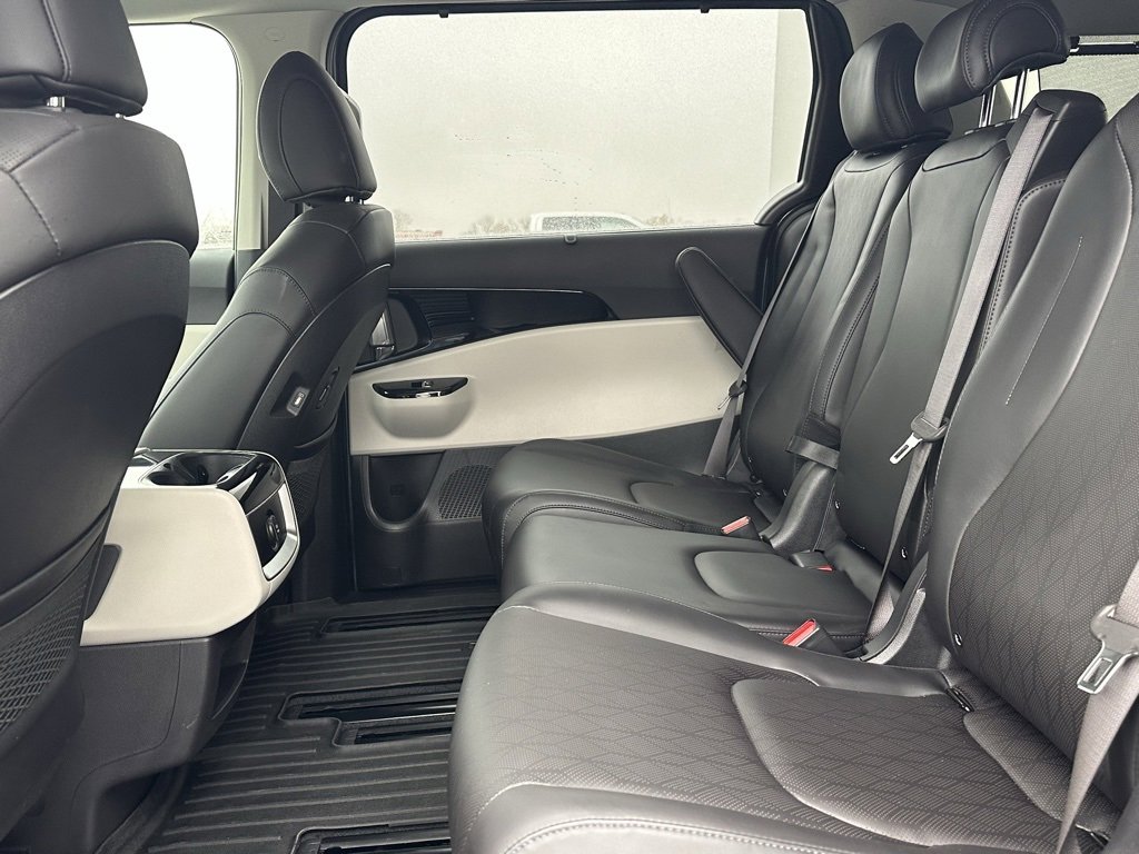 Used 2024 Kia Carnival EX image 11