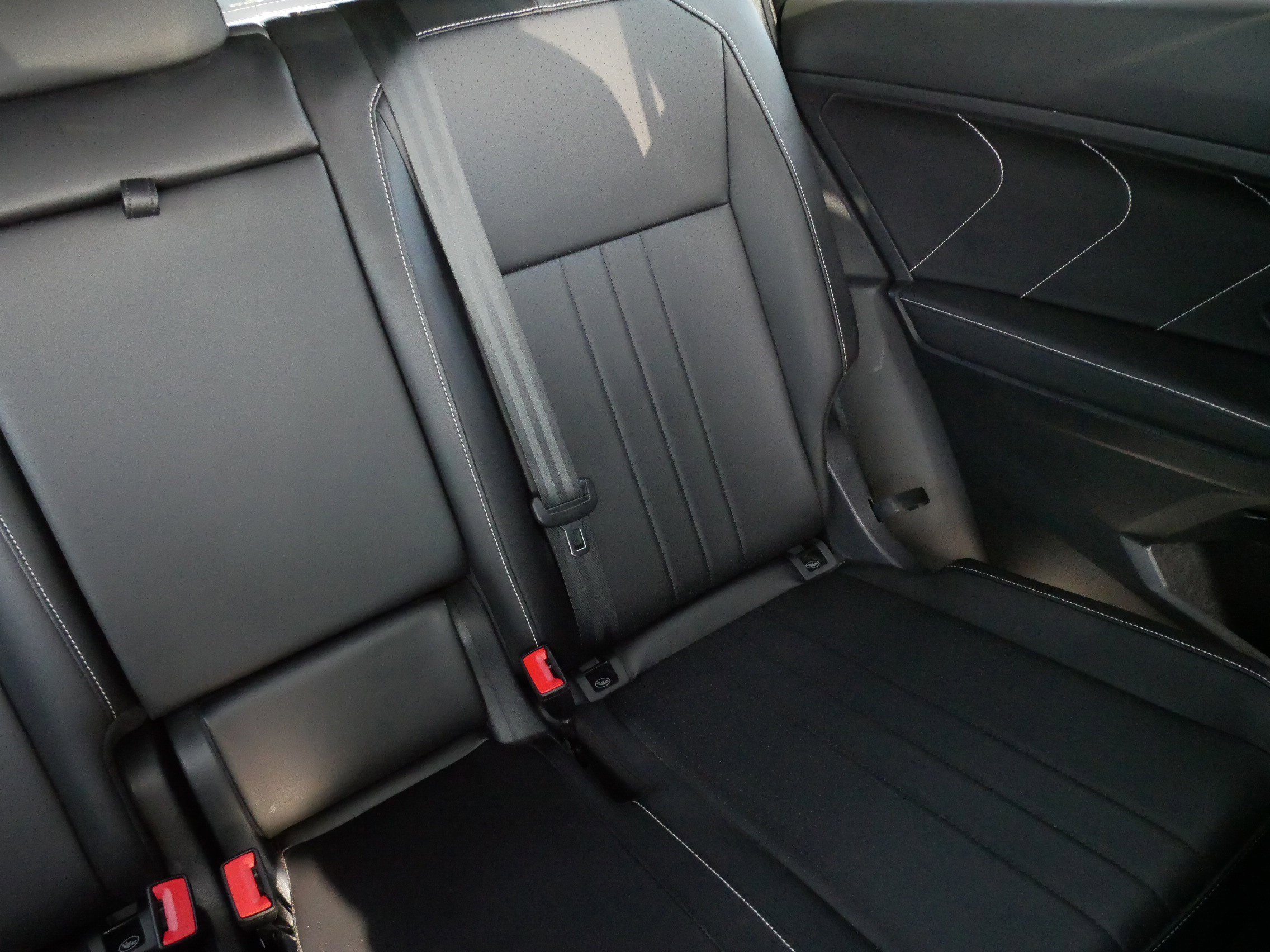 Certified 2023 Volkswagen Tiguan SE R-Line image 14