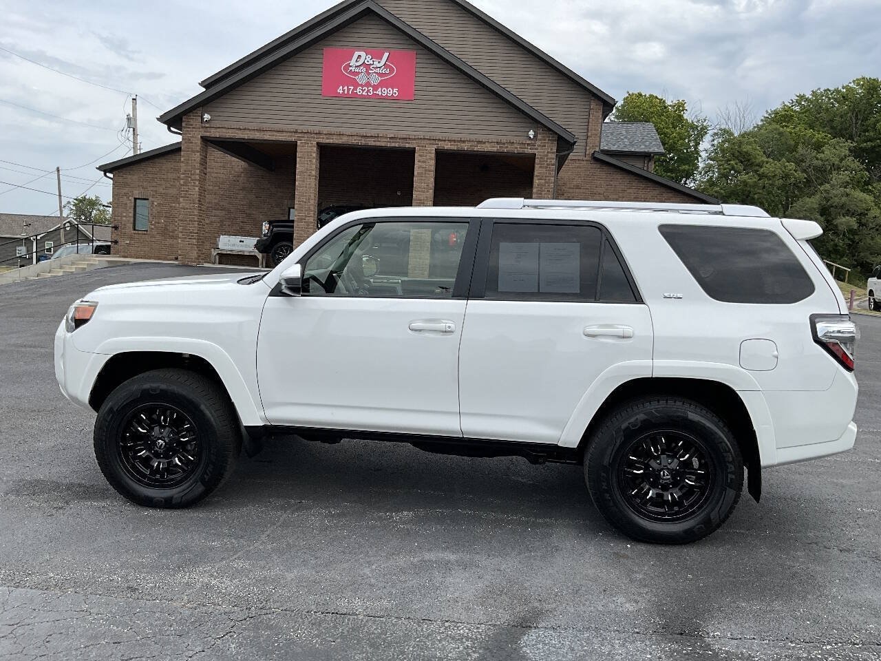 Used 2015 Toyota 4Runner SR5 w/ Four Season Floor Mat Package AWD/4WD image 2
