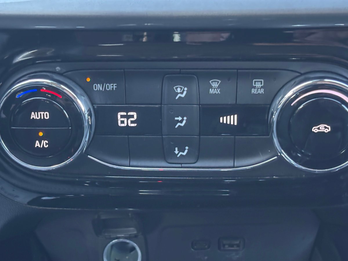 Used 2025 Chevrolet Trax LT image 4