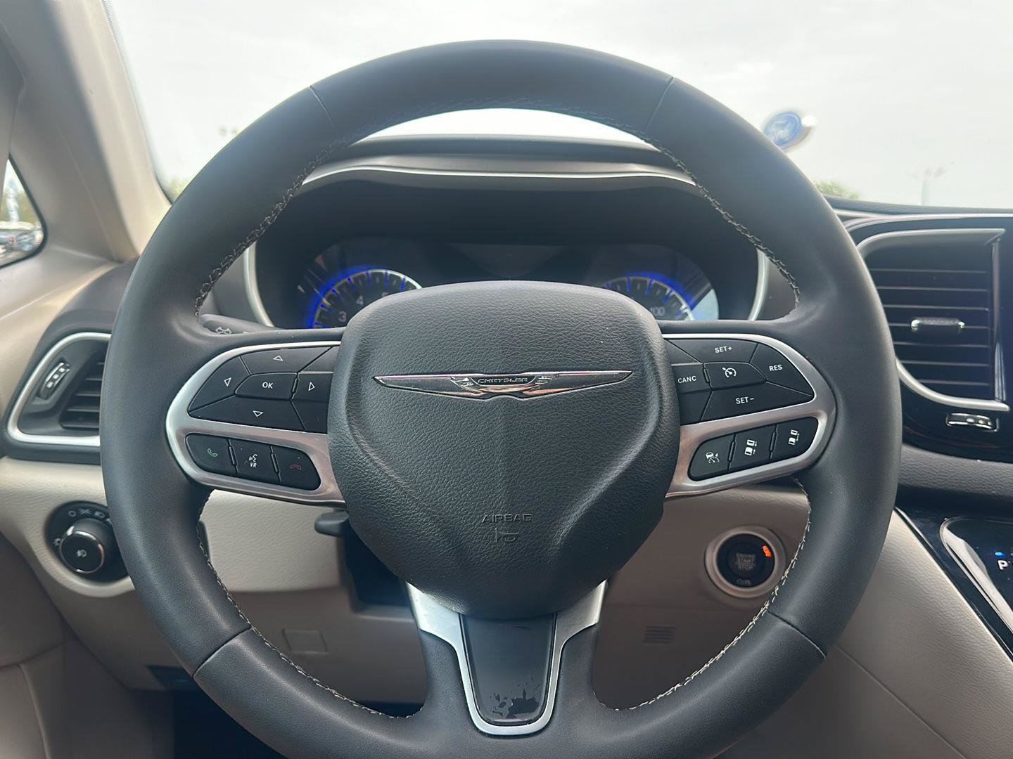 Used 2024 Chrysler Pacifica Touring-L FWD image 20