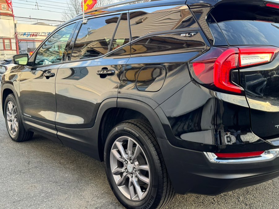 Used 2023 GMC Terrain SLT image 32