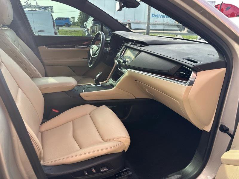 Used 2017 Cadillac XT5 Premium Luxury w/ Driver Assist Package image 4