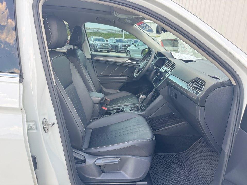 Used 2022 Volkswagen Tiguan SE FWD image 32