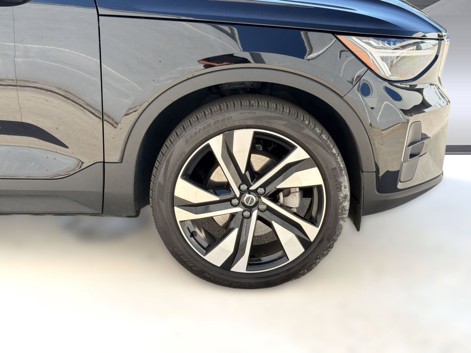 Used 2023 Volvo XC40 B5 Plus w/ Protection Package Premier image 12