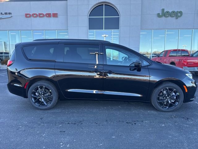 New 2026 Chrysler Pacifica Select w/ S Appearance Package image 6