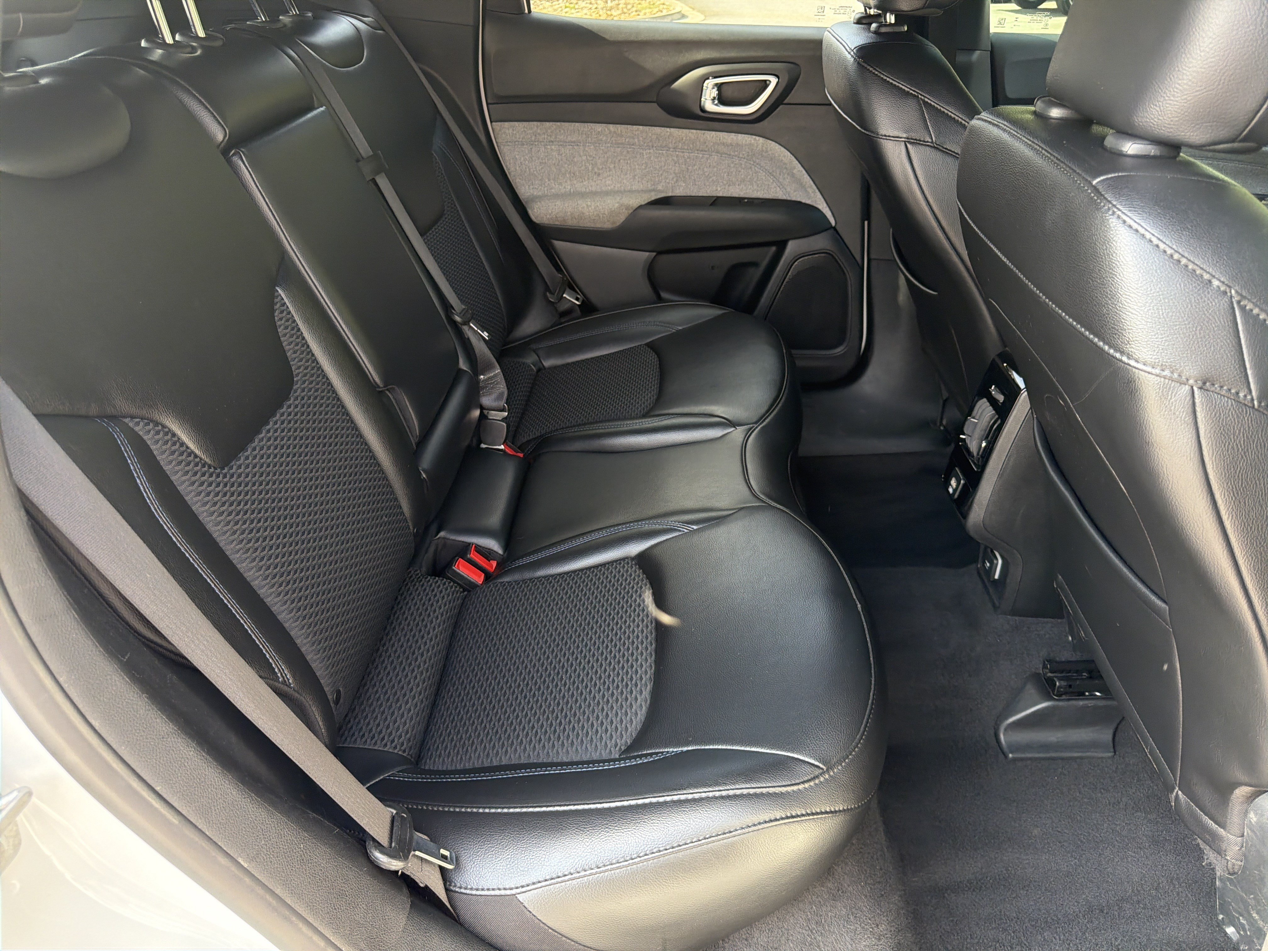 Used 2023 Jeep Compass Latitude AWD/4WD image 18